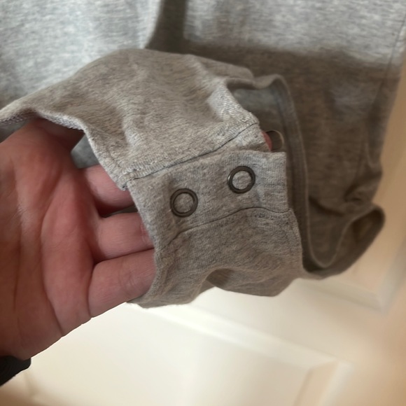3/$30 BNWOT gap size XS full sleeve bodysuit in colour gray - Picture 5 of 5